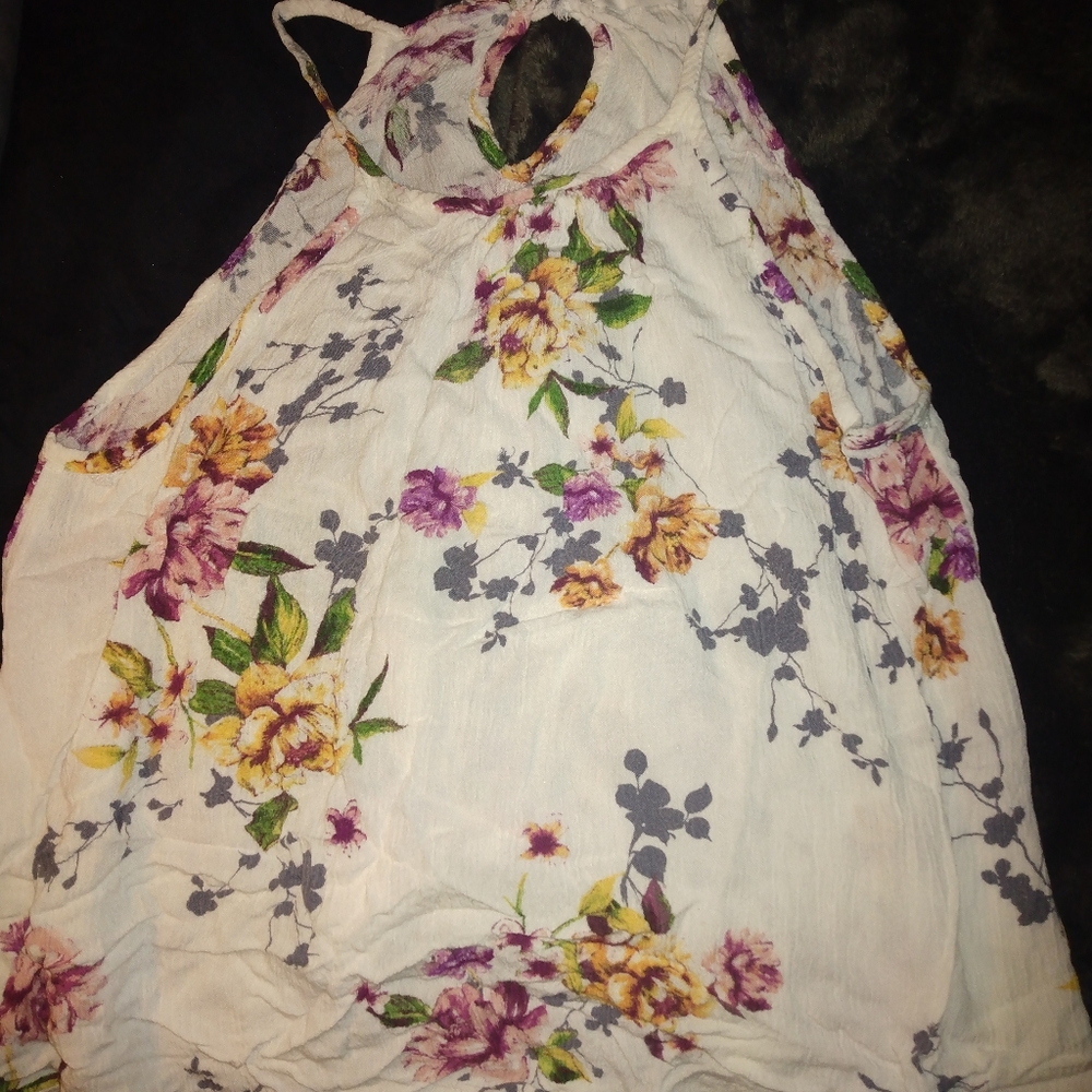 Size small floral Crop tank by mind code.